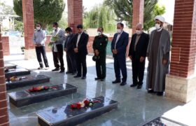 تصاویر/ غبارروبی مزار شهدای گمنام سنندج توسط کارکنان شورای نگهبان در کردستان