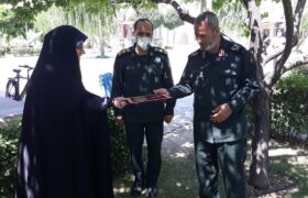 تجلیل از مسئول امور بانوان اداره کل حفظ آثار و دفاع مقدس کردستان