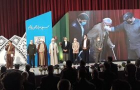 رونمایی از نسخه‌های کُردی و عربی کتاب «عصرهای کریسکان» در سنندج/ فرمانده کل سپاه از خانواده شهدای قادرخانزاده تجلیل کرد