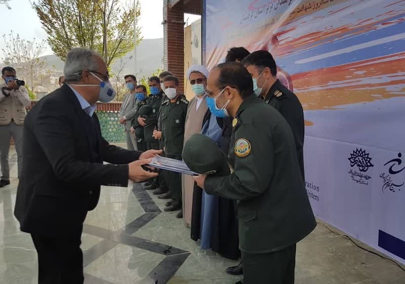 برگزاری  آیین گرامیداشت هفته هنر انقلاب اسلامی در کُردستان/ رونمایی از دو کتاب «چهل سنگر مقاومت» و «رادیو سنه»